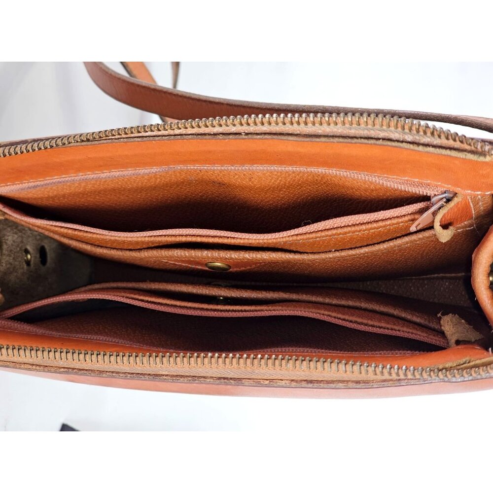 Vintage Dooney & Bourke Woman's Khaki and Tan Leather Crossbody Purse 362 - Picture 4 of 13